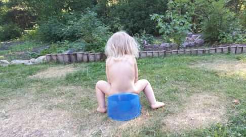Potalla taivasalla. Tämä on lavastettu kuva, sillä todellisuudessa taapero suosii puskapisua.