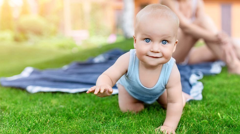Kesä tarkoittaa vauvan tutkimusretkiä ja uusia makuelämyksiä. 
