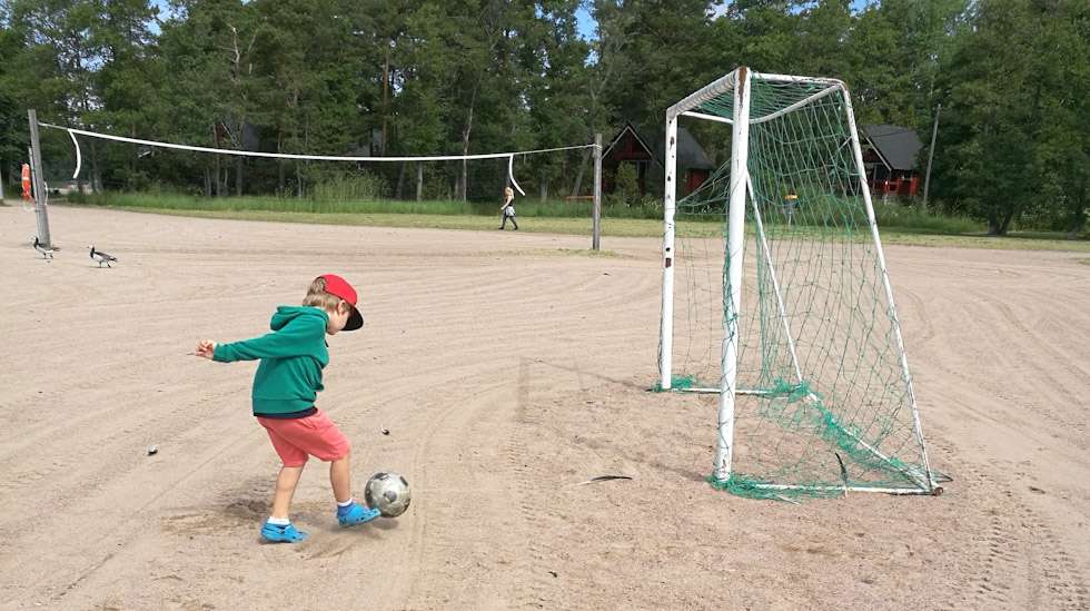 Esikoiseni kaipaisi kahdenkeskistä aikaa vaikka jalkapalloa pelaten enemmän kuin tällä hetkellä pystyn hänelle tarjoamaan. 