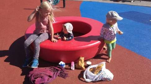 Pieni eväsretki leikkipuistoon on koko perheen kesätekemistä parhaimmillaan.