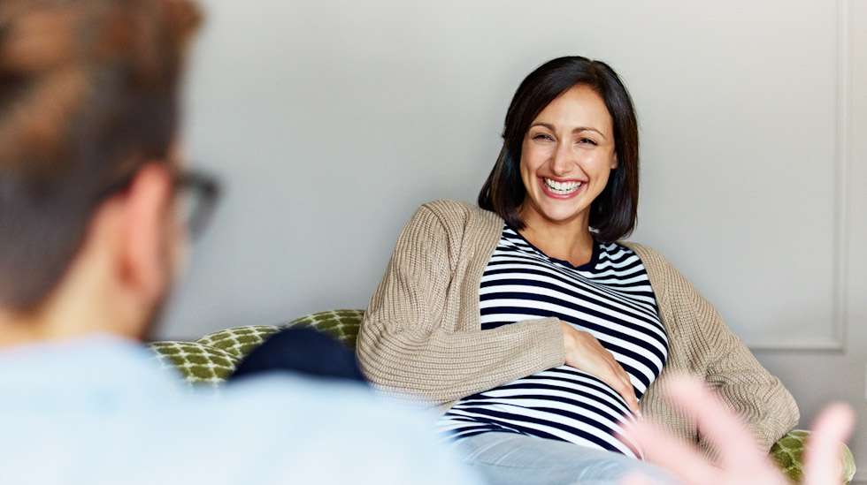 Ilmeesi, kun puolisosi tiedustelee, syntyykö perätilassa oleva sikiö peräsuolesta. Kuva: iStock