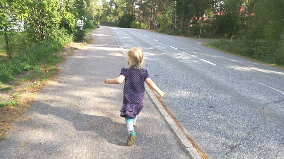 Miksi mekko olisi vain tyttöjen juttu? Ja toisaalta, mitä pahaa olisi tyttömäisyydessä? Eihän se ole mikään heikkous. 