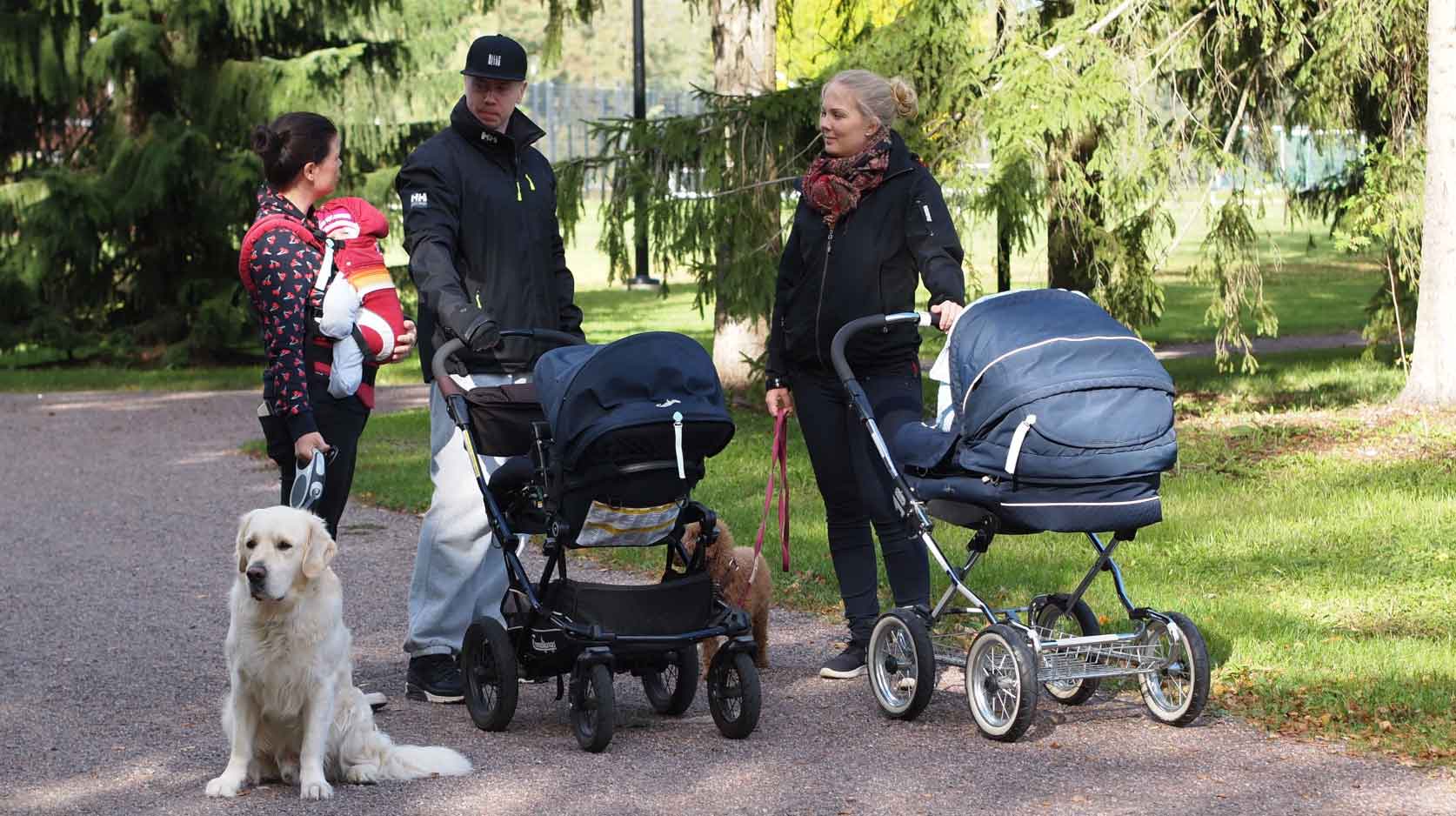 Mintunvärinen nauha kertoo muille lähialueen vanhemmille, että juttuseura kelpaisi. Kuva: Iina Purontaus