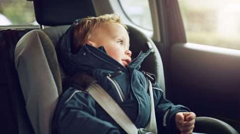 Lapsi itse ei voi juuri vaikuttaa automatkojensa turvallisuuteen – niiden varmistaminen on aikuisen tehtävä. Kuva: iStock