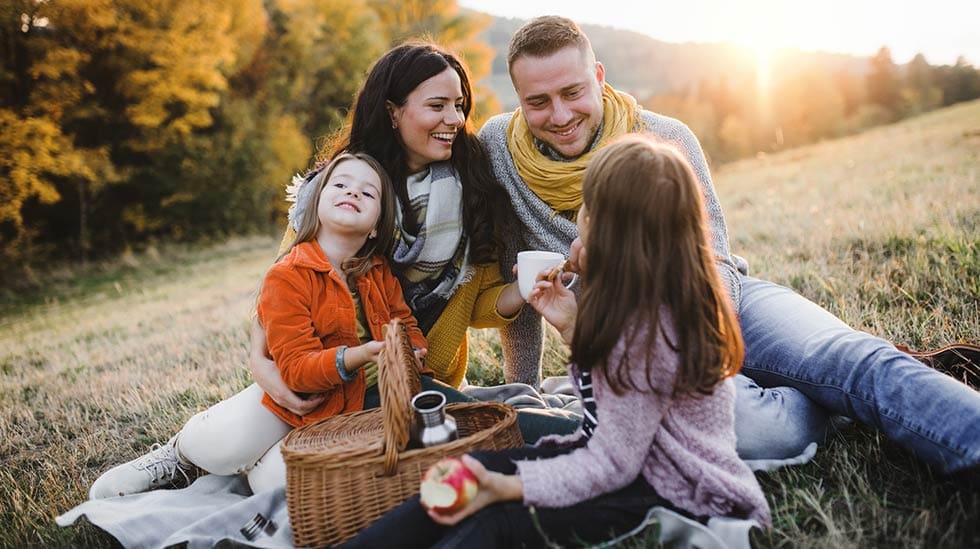 Lapsen iästä riippuu, mitä kaikkea eväsrasiaan voi lopulta laittaa. ihaninta koko perheen eväsretkellä on kuitenkin yhdessäolo. (Kuva: iStock)