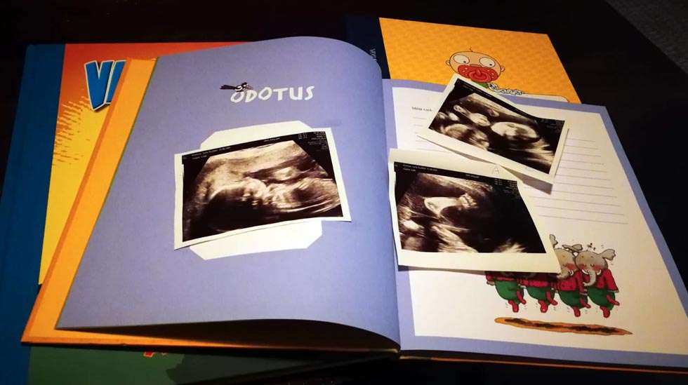 Kolme vauvakirjaa täytettävinä... Ultrakuvatkin täytyy kopioida kaikille! Kuva: @kaikkeakolme