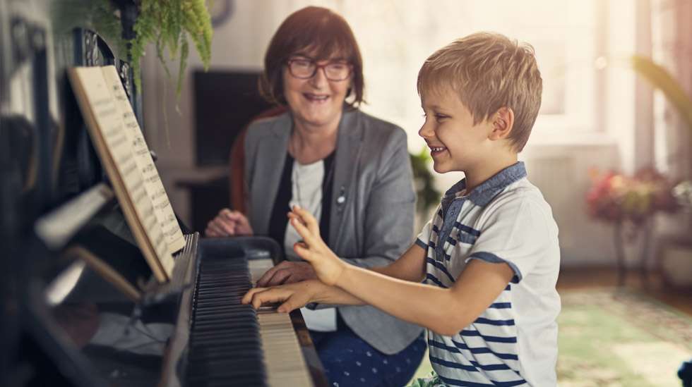 Toisinaan isovanhempi tai muu sukulainen saattaa suosia yhtä lasta esimerkiksi ulkonäön tai sukupuolen perusteella. Kuva: iStock