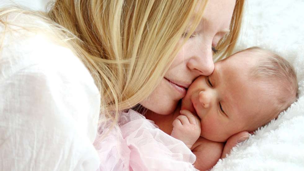 Kosketus on ensiarvoisen tärkeä osa varhaista vuorovaikutusta. Vauva hyötyy monin tavoin vanhemman hellästä ja turvallisesta kosketuksesta. Kuva: iStock