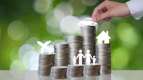 Parisuhteen ja perheen raha-asiat herättävät keskustelua foorumilla. Miten taloudenpito sujuu, kun toinen perheen aikuisista tienaa ja toinen hoitaa lapsia? Kuva: iStock