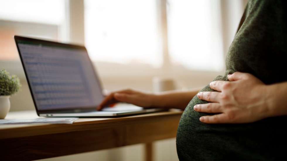 Moni perätilalapsen äiti etsii verkosta tietoa valintansa tueksi: alatiesynnytys vai sektio? Kuva: iStock