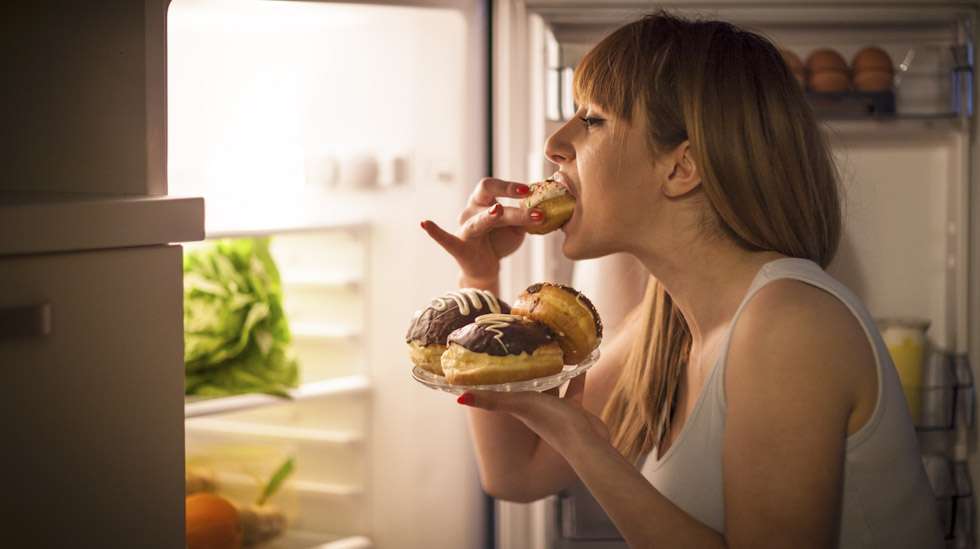 Kun imetysnälkä yllättää, voi joutua tekemään yöllisen retken jääkaapille. Kuva: iStock