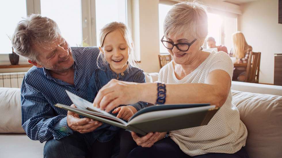 Hyvät suhteet isovanhempiin ovat rikkaus lapselle. Aina läheiset välit eivät kuitenkaan toteudu, syystä tai toisesta. Kuva: iStock