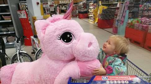 Toisiko jättisuuri unilelu kuopuksellemme makoisat unet? Tuskin.