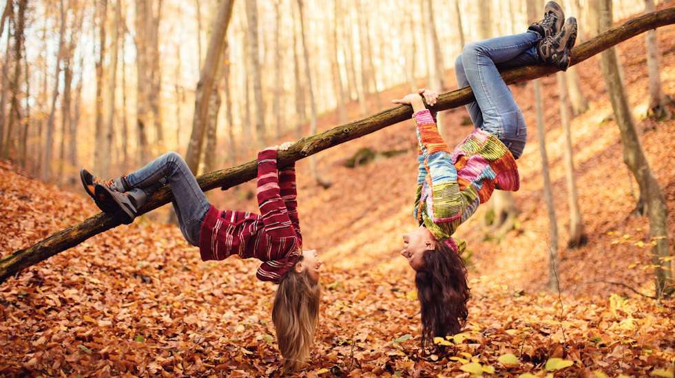 Kumpikohan nauttii tästä kiipeilyleikistä enemmän, äiti vai lapsi? Kuva: iStock