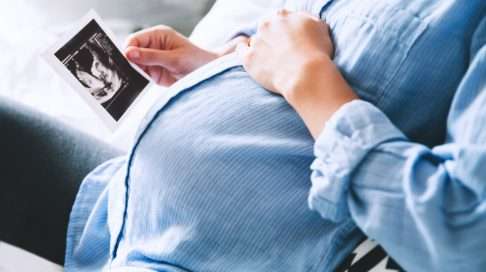 TIedät millä raskausviikolla olet, ja tiedät että vatsasi on jo pyöristynyt...mutta kuinka iso on sisälläsi kasvava pieni ihminen? Kuva: iStock