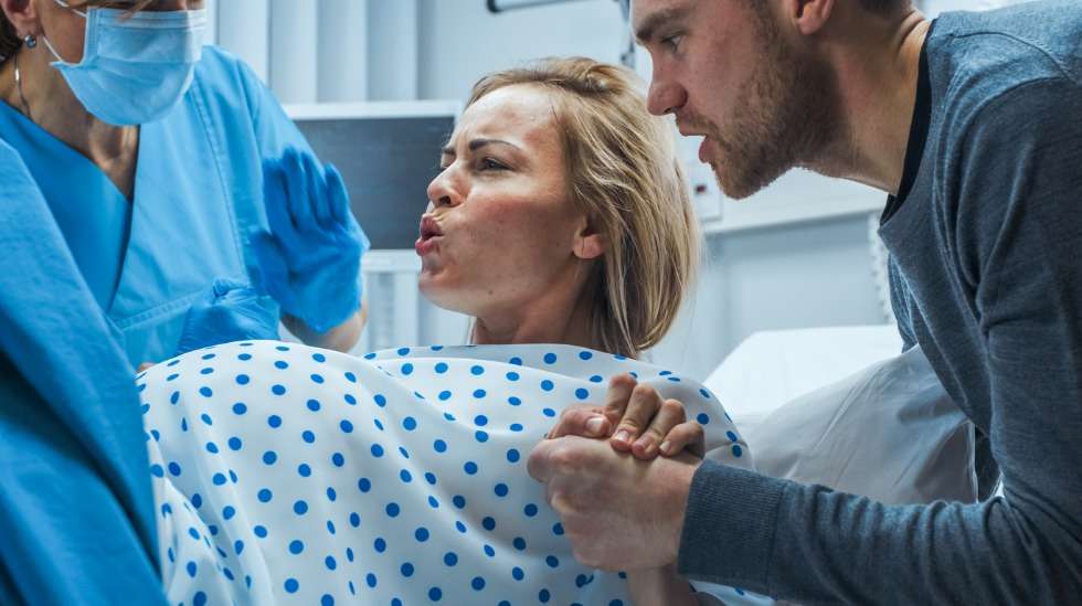 Isokokoinen vauva ei aina tarkoita vaikeaa synnytystä – esimerkiksi äidin lantion koko ja vauvan asento kohdussa vaikuttavat synnytyksen sujumiseen. Kuva: iStock