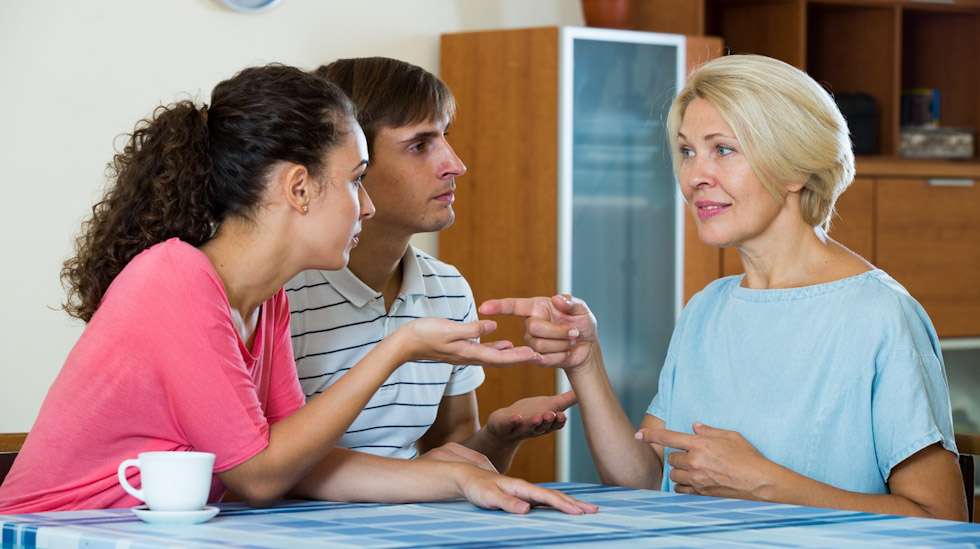 Vanhemmat saattavat ärsyyntyä, jos isoäiti päättää olla noudattamatta näiden kasvatusvalintoja. Kuva: iStock