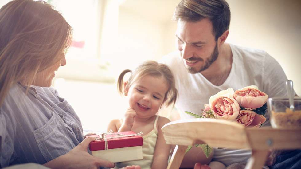 Pitkään nukkuminen ja sänkyyn tuotu aamiainen on monen äidin ykköstoive äitienpäiväksi. Kuva: iStock