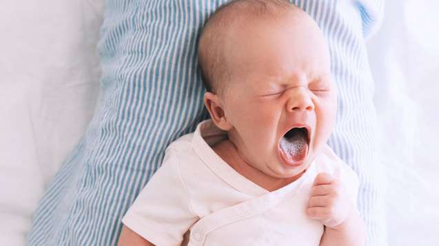 Valkeat peitteet vauvan kielellä ja muilla suun limakalvoilla saattavat viitata sammakseen. Kuva: iStock