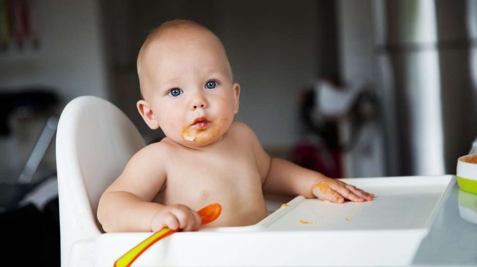 Ruokasuositusten mukaisesti kiinteää ravintoa saa tarjota maisteltavaksi aikaisintaan neljän kuukauden ikäiselle vauvalle. Kuva: iStock