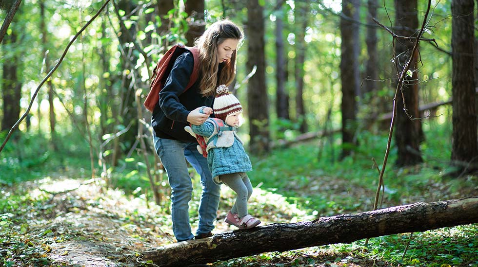 Kävelylenkit saavat lapsen myötä uuden tahdin. (Kuva: iStock)