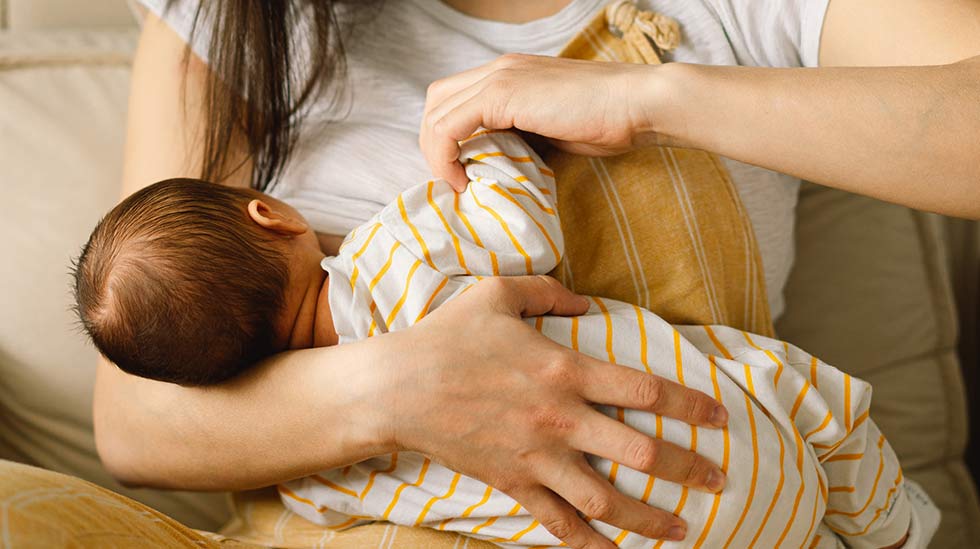 Imettämistä ja pumppaamista voi jatkaa vauvantahtisesti tiehyttukoksesta huolimatta. Lämpö voi auttaa maidon herumista. (Kuva: iStock)