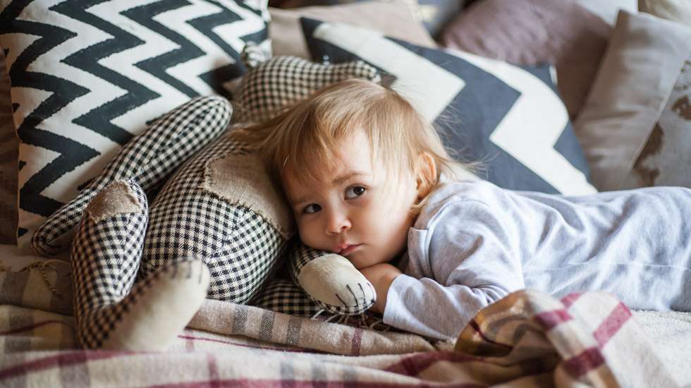 Ei väsytä! Iltavirkkuus kulkee geeneissä, ja perheen iltapainotteinen elämäntapa lisää unirytmin pulmia alle 2-vuotiailla lapsilla. Kuva: iStock