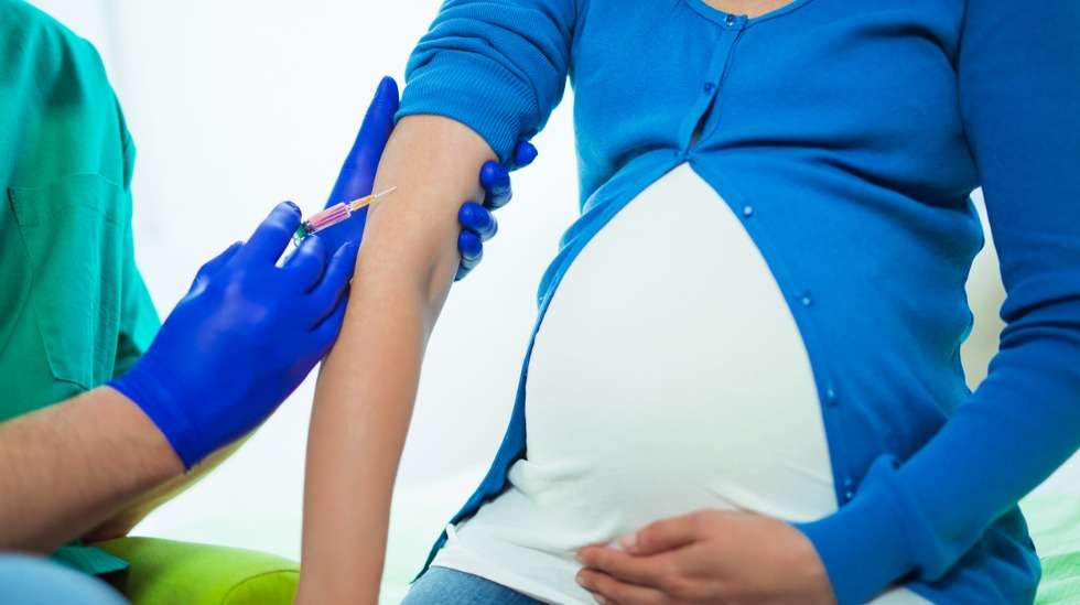 Jos äiti ottaa rokotteen raskauden viimeisellä kolmanneksella, rokotteen vasta-aineet siirtyvät myös sikiöön, ja suojelevat lasta tämän syntymän jälkeen merkittävästi noin kuuden kuukauden ikään asti. Kuva: iStock