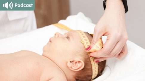 Vauvan pää kasvaa ensimmäisen elinvuoden aikana suhteellisen paljon, joten päänympäryksen mittaaminen on tärkeä osa neuvolassa käyntiä. Kuva: iStock