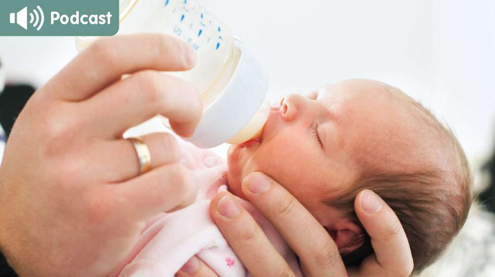 Vauvan nälkäviestintä on pulloruokaillessa hyvin samanlaista kuin imettäessäkin. Hän alkaa esimerkiksi kurtistella kulmiaan, jos maitoa tulee liian nopeasti tai hitaasti. Kuva: iStock