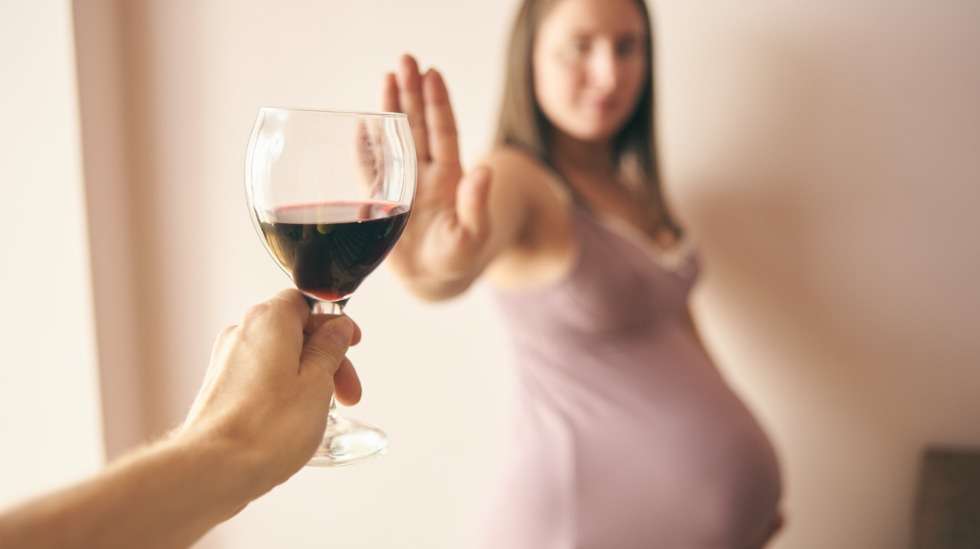 Turvallista alkoholinkäytön rajaa raskauden aikana ei ole. Alkoholin sikiöaikana aiheuttamat vauriot näkyvät FASD-lapsilla usein vaikeuksina oppimisessa, sosiaalisessa vuorovaikutuksessa ja oman käyttäytymisen säätelyssä. Kuva: iStock
