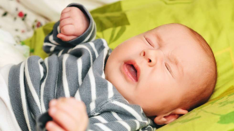 Aivan pienillä vauvoilla hinkuyskä ei kuulosta yskimiseltä vaan enemmän tikahtumiselta – se voi aiheuttaa niin pitkiä hengityskatkoja, että aivot voivat joutua hapenpuutteeseen. Kuva: iStock