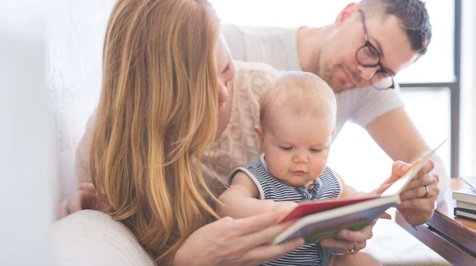 Vauvaikäiselle lukemisen voi aloittaa esimerkiksi loruista. Kuva: iStock