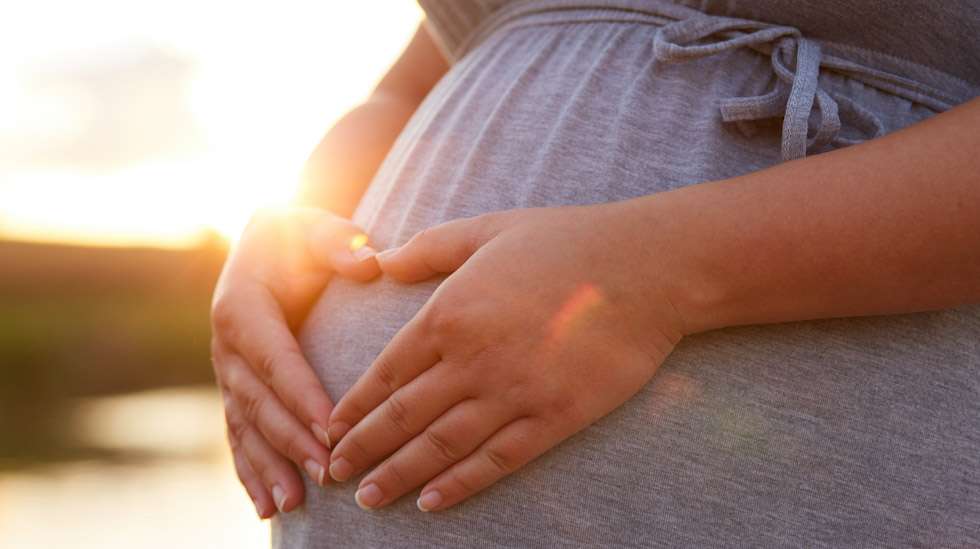 Vaikka odottaisit lasta ilman kumppania, sinun ei tarvitse jäädä yksin. Tukea ja apua on saatavilla monelta suunnalta. Kuva: iStock