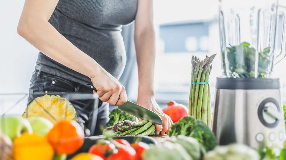 Vegaaninen ruokavalio on terveellinen ja turvallinen odottavalle äidille, kunhan pitää huolen tiettyjen ravintoaineiden riittävästä saannista. Kuva: iStock