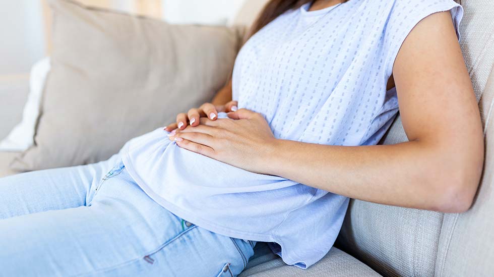 Endometrioosi aiheuttaa usein alavatsakipuja. Se voi paljastua syyksi lapsettomuuden takana. Kuva: Getty Images/Unsplash+