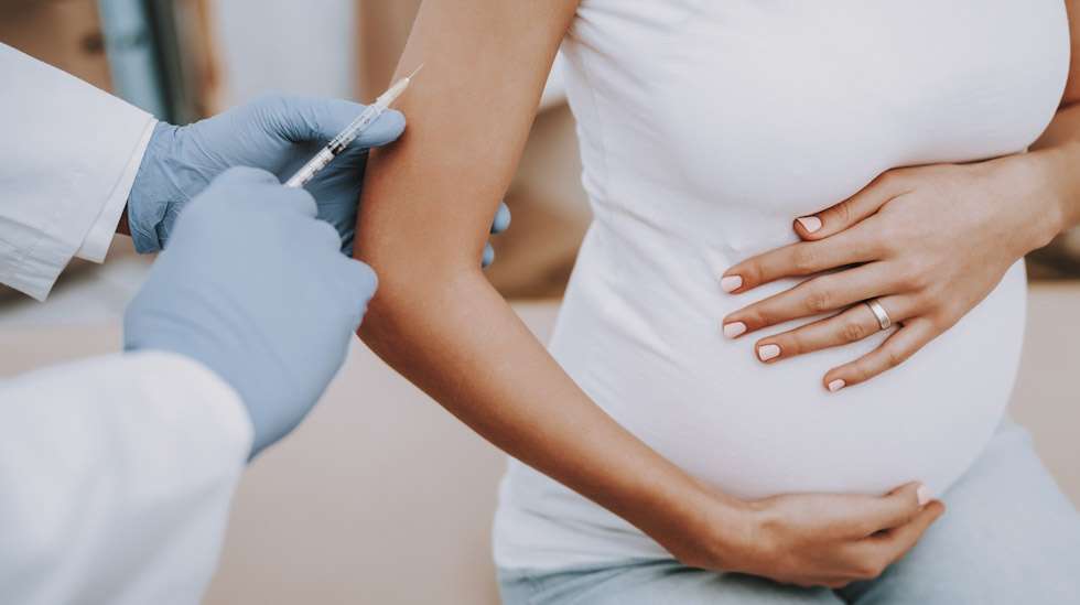 Raskausaika ei lähtökohtaisesti ole suositeltava ajankohta rokotekartan täydentämiseen, mutta tiettyjä rokotteita voi silloinkin. Kuva: iStock