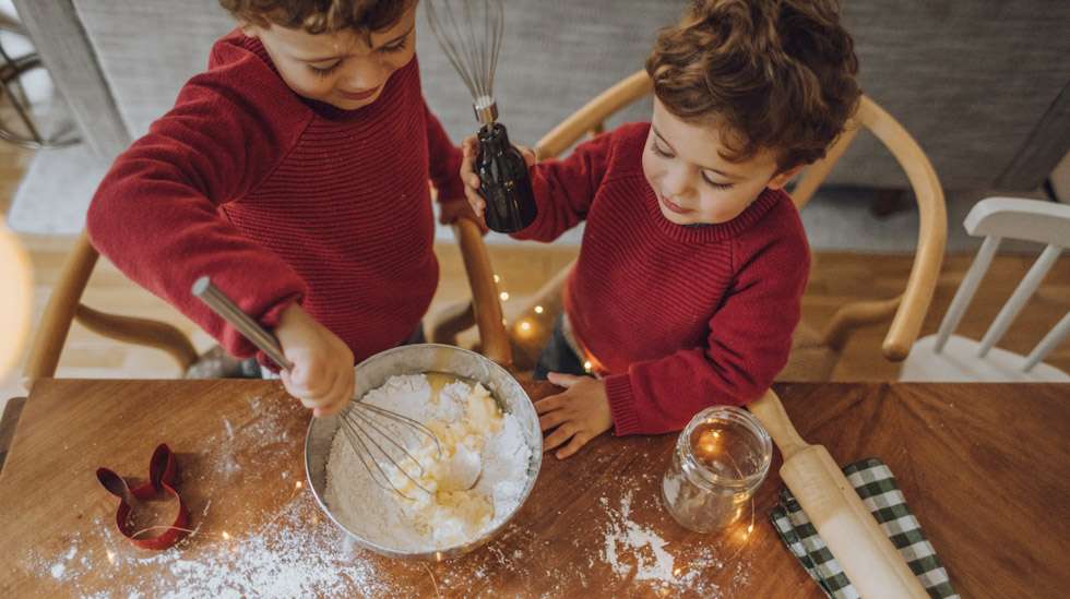 Hyvästi, siisti keittiö! Joululeivonnaisten valmistaminen lasten kanssa on takuuvarma keino saada keittiö kaaokseen. Kuva: iStock