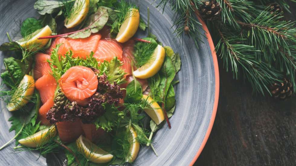 Kylmäsavulohi on yksi raskaana olevilta kielletty jouluherkku, mutta sen korvikkeena kannattaa kokeilla esimerkiksi porkkalaa. Kuva: iStock