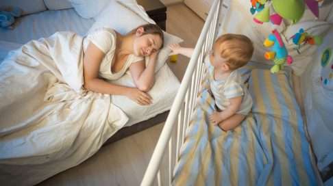 Herätys, äiti! Yöheräily on vauvaikäisten yleisin uniongelma. Kuva: iStock