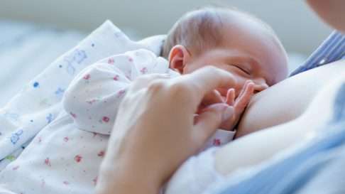 Vauvan vointi on tärkeä mittari sille, saako tämä tarpeeksi maitoa. Kuva: iStock