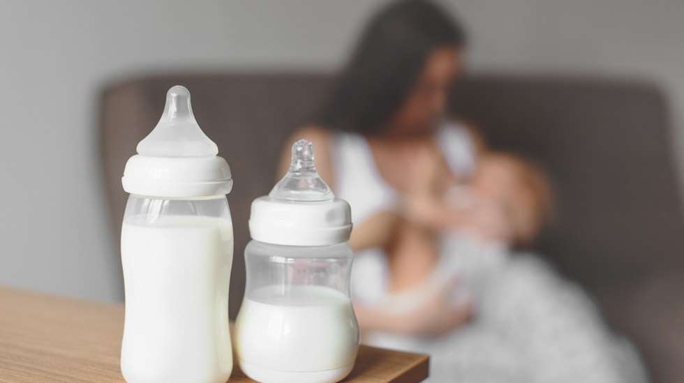 Osittaisimetyskin on imetystä. Vauva saa rintamaidon terveyshyötyjä pienestäkin maitomäärästä. Kuva: iStock