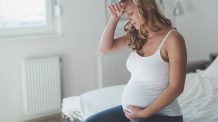 Odottajan masennus ja ylipaino ovat uhkia kehittyvälle sikiölle Raskaana oleva nainen istuu surullisena sängyllä