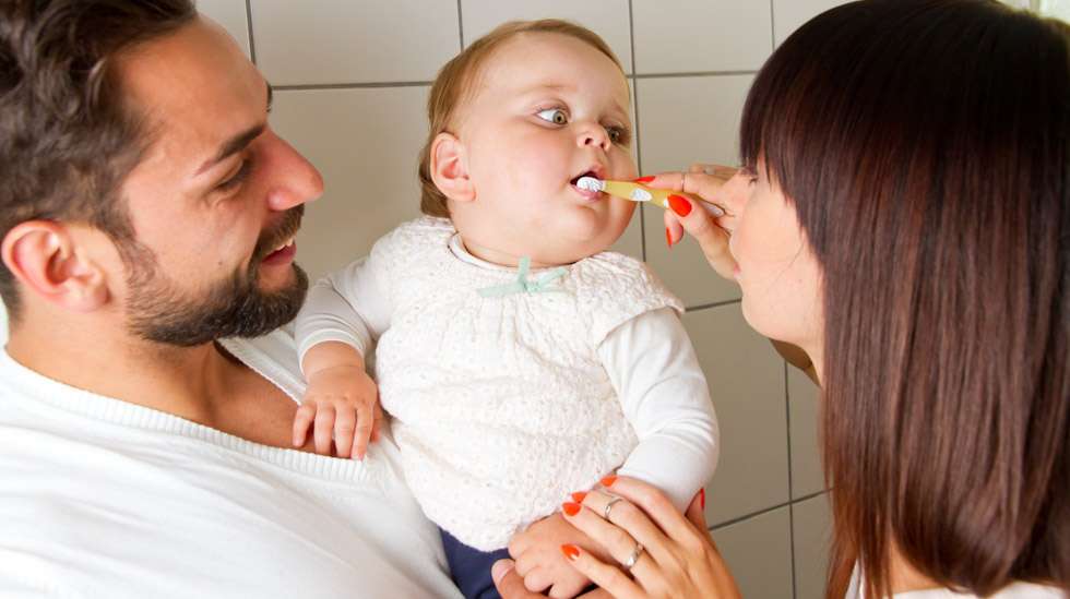 Valtaosalla suomalaisista aikuisista on suussaan kariesbakteereita. Lapsi saa tartunnan usein lusikasta tai tutista, joka on käynyt aikuisen suussa. Sylkikontaktin välttäminen ja koko perheen hyvä suuhygienia ehkäisevät kariestartuntaa. Kuva: iStock