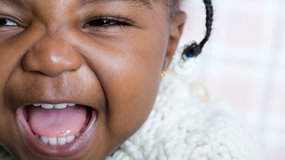 Valtaosalla suomalaisista aikuisista on suussaan kariesbakteereita. Lapsi saa tartunnan usein lusikasta tai tutista, joka on käynyt aikuisen suussa. Sylkikontaktin välttäminen ja koko perheen hyvä suuhygienia ehkäisevät kariestartuntaa. Kuva: Unsplash