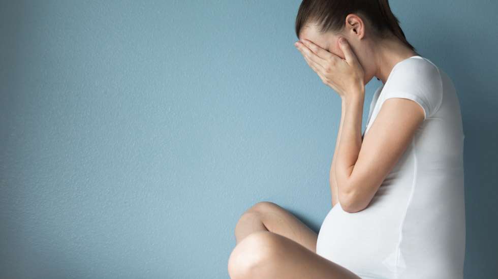 Raskausajan masennuksella viitataan usein raskausaikana käynnistyvään oireiluun, mutta jo ennen raskautta alkanut oireilu on yhtä lailla raskausajan masennusta. Näiden kahden syntymekanismeissa voi olla eroja. Ensimmäinen käynnistyy juuri raskausajan fyysisten ja psyykkisten vaatimusten myötä.