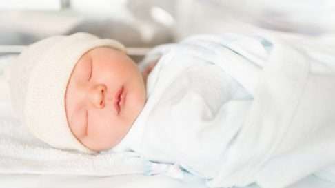 Happiest baby -menetelmä rauhoittaa itkuisen vauvan | Vauva 