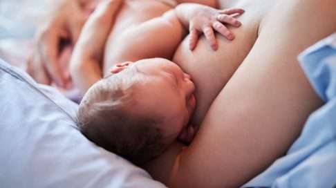 Rintamaidon lypsäminen loppuraskaudessa tukee imetyksen onnistumista ja äitiyteen valmistautumista. Tutkimusten mukaan se lisää odottavien äitien imetysluottamusta. Kuva: iStock
