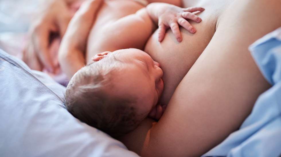 Rintamaidon lypsäminen loppuraskaudessa tukee imetyksen onnistumista ja äitiyteen valmistautumista. Tutkimusten mukaan se lisää odottavien äitien imetysluottamusta. Kuva: iStock