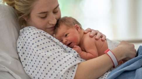 Vastasyntynyt nostetaan heti syntymän jälkeen äidin rinnalle, joten vaatekappaleessa täytyy olla sen verran väljyyttä, että vauva mahtuu sen alle. Kuva: iStock